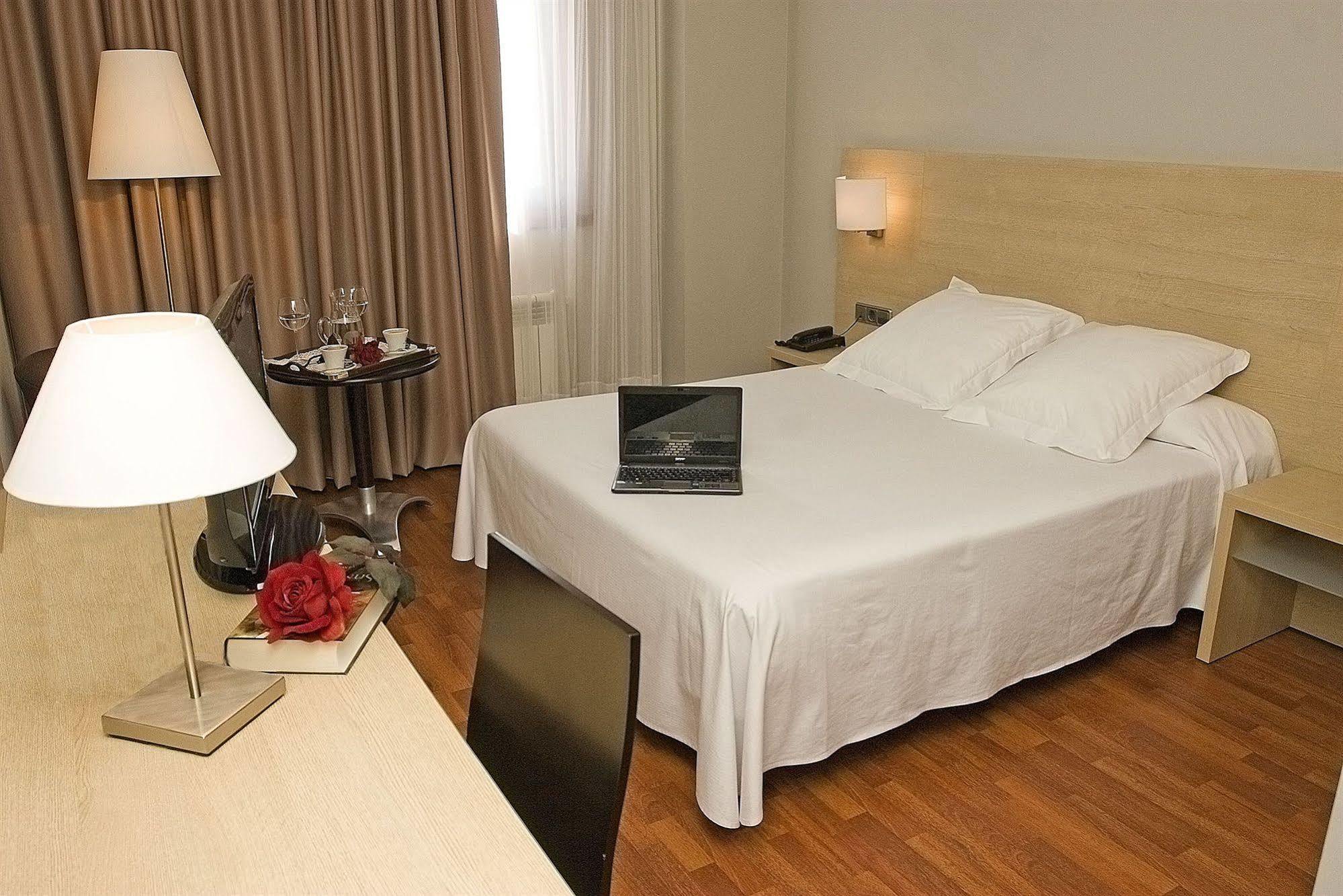 Hotel Valencia Ferrol Bagian luar foto
